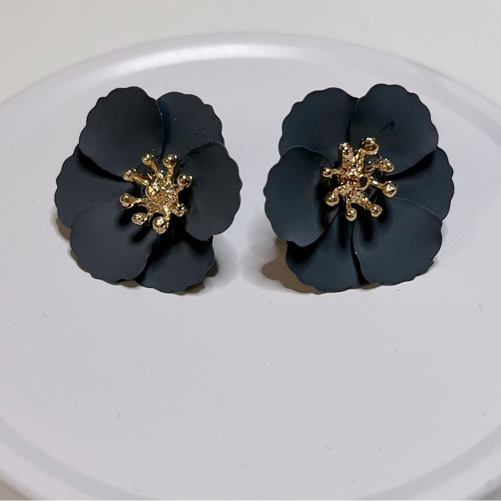 🌸3/$25 🆕 Dainty Hawaiian Flower Stud Earrings Gold and Gray